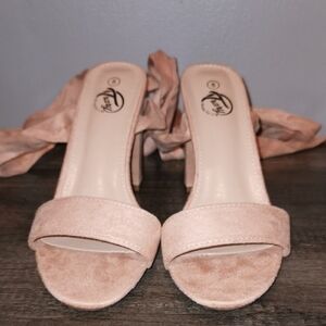 Cream Block Heel Shoes with Knotted Strap